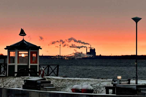 How AI Drives Cost Savings in Pulp and Paper Manufacturing Blog Thumbnail Sunset behind Pulp and Paper Mill